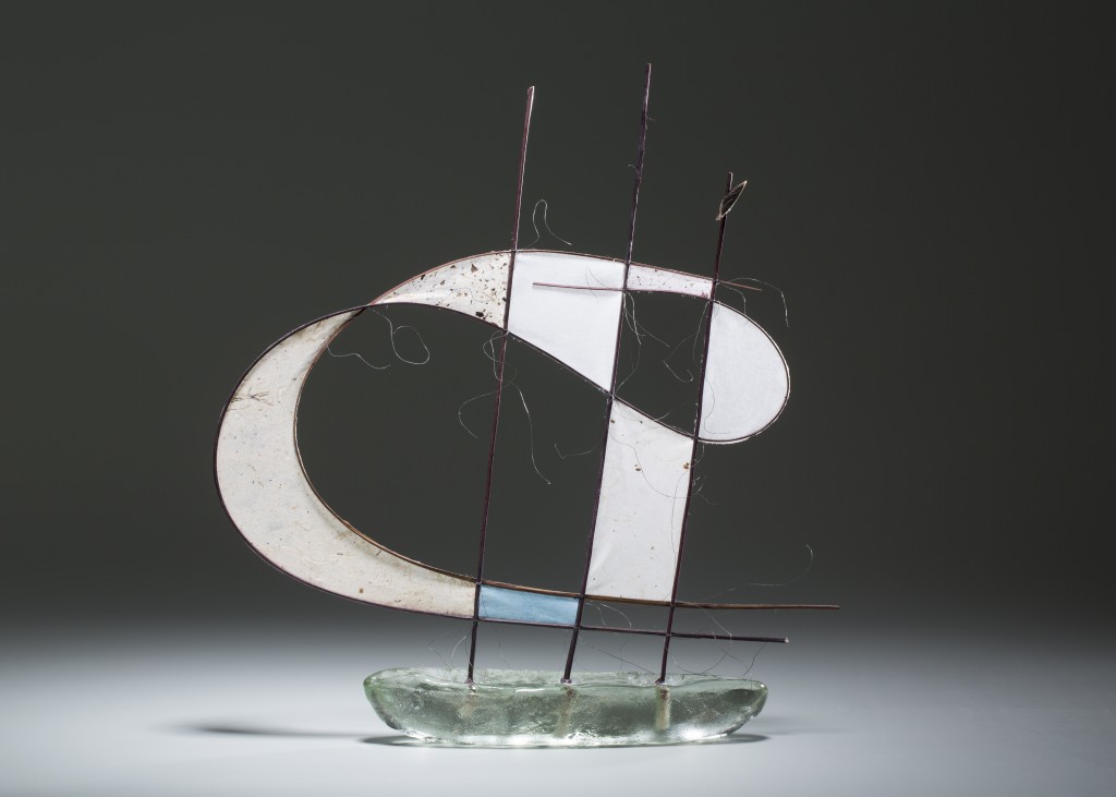 "Glasskib" 40 x 35 x 8 cm. støbt flaskeglas, piassava, fiskesnøre og håndstøbt papir