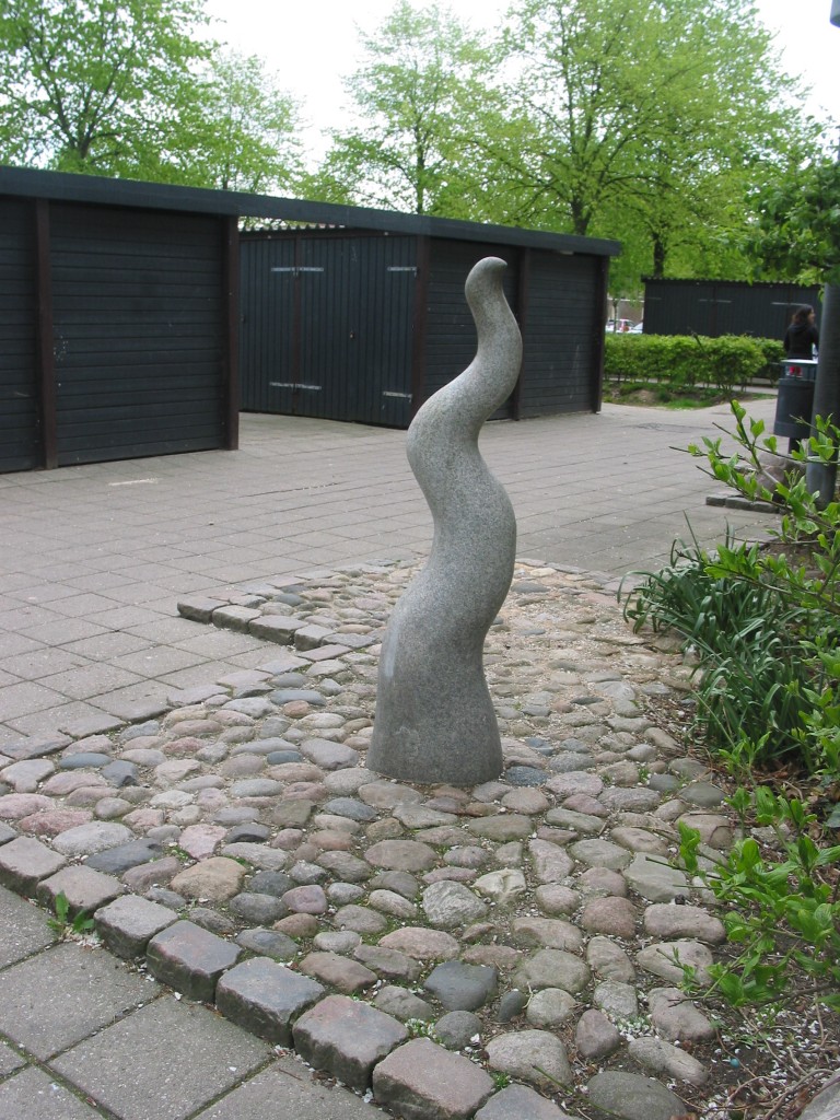 "Spiren",  granitskulptur i Avedøre Stationsby